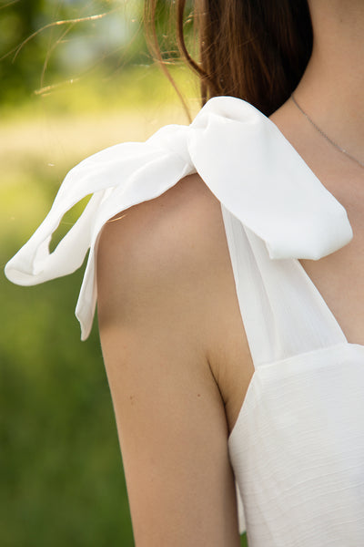 Бяла рокля с панделки на раменете и средна дължина