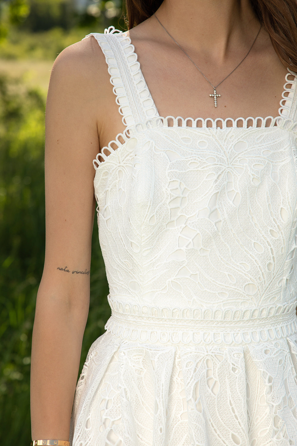 Дантелена рокля в бяло
