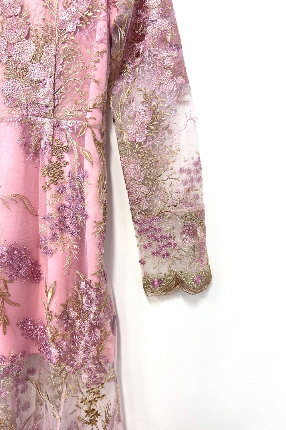 Дантелена рокля в розово с флорални мотиви