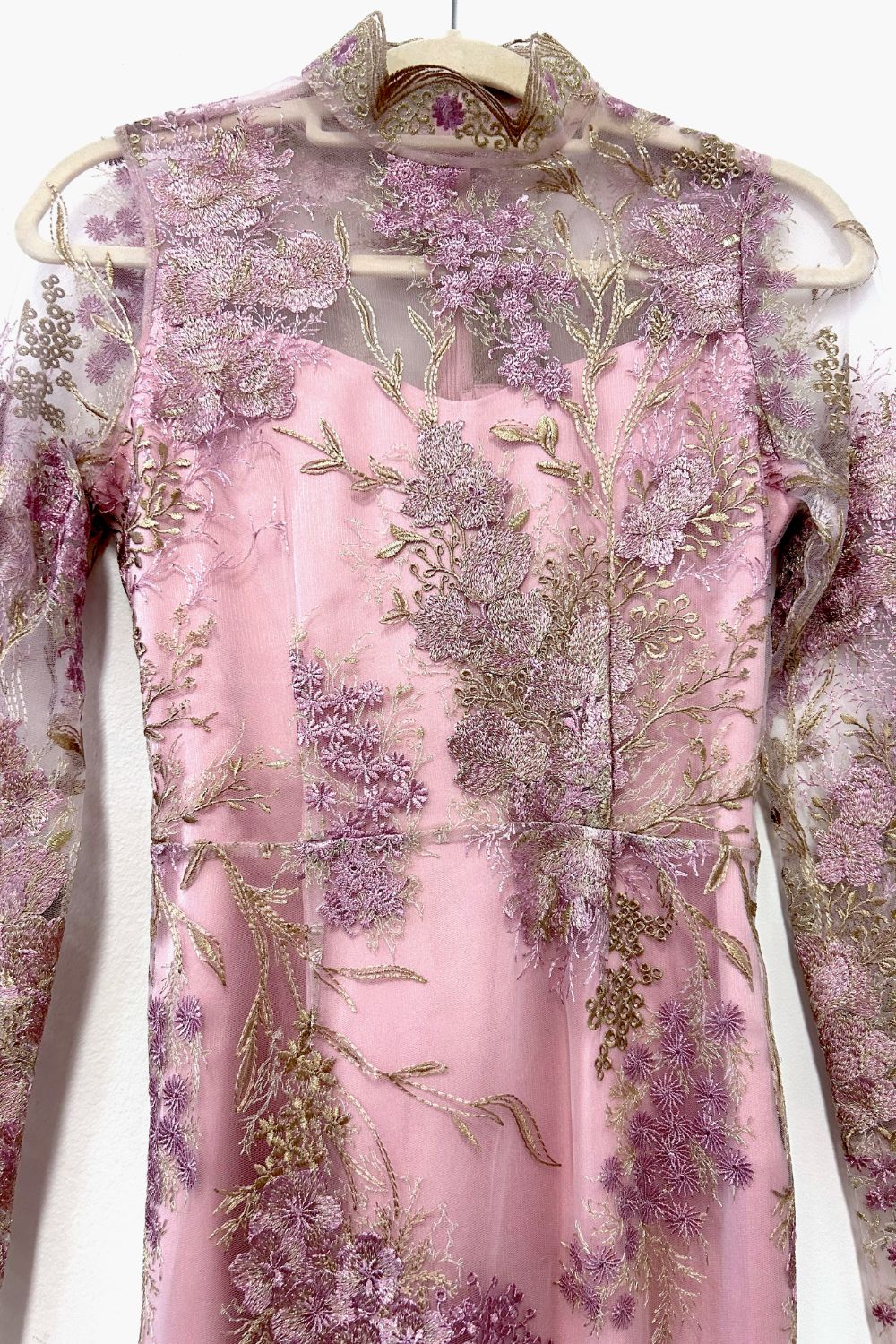 Дантелена рокля в розово с флорални мотиви