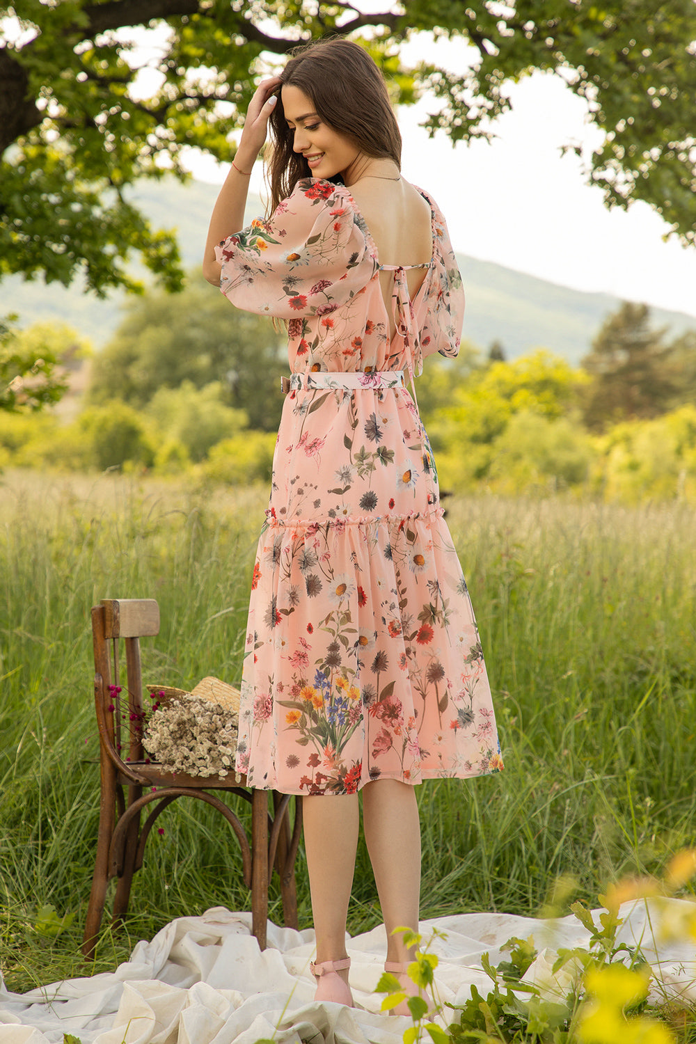 Розова шифонена рокля с колан и флорален принт
