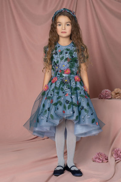 Ръчно украсена рокля от син тюл с цветя, пайети и мъниста