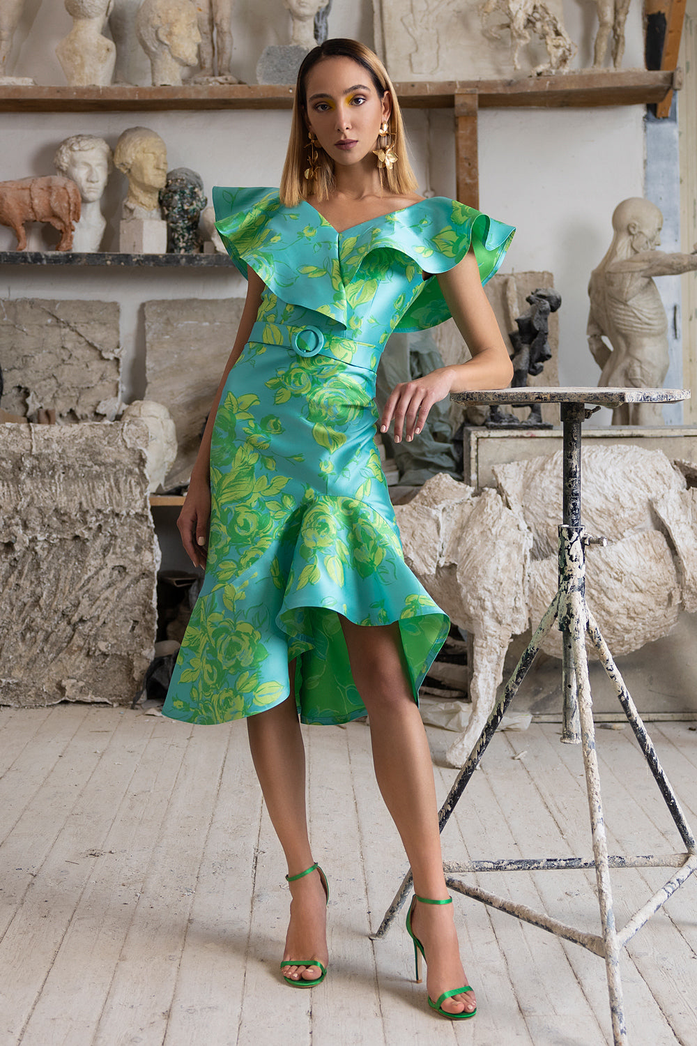 Асиметрична тюркоазена рокля с колан и флорални мотиви