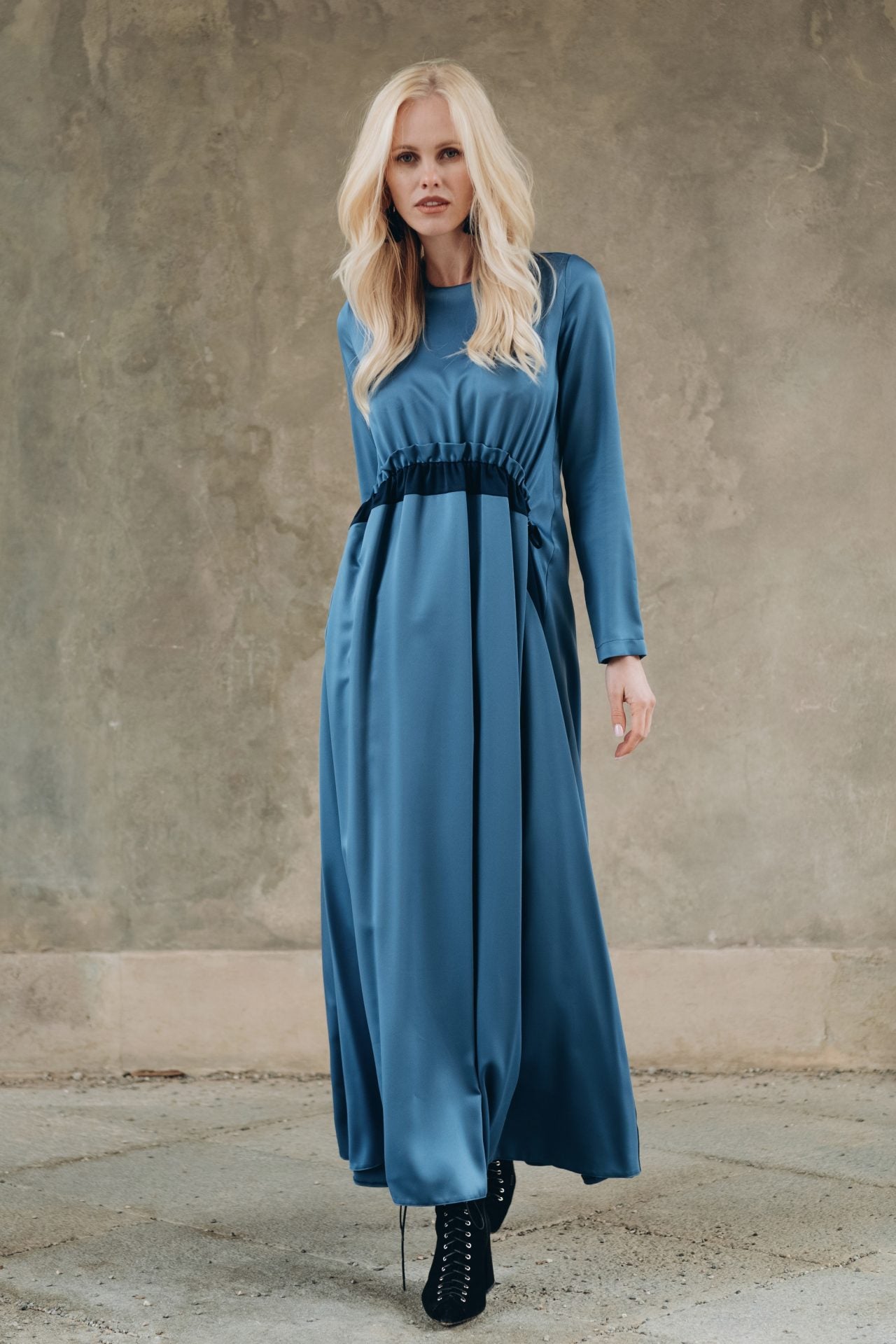 Елегантна синя дълга рокля