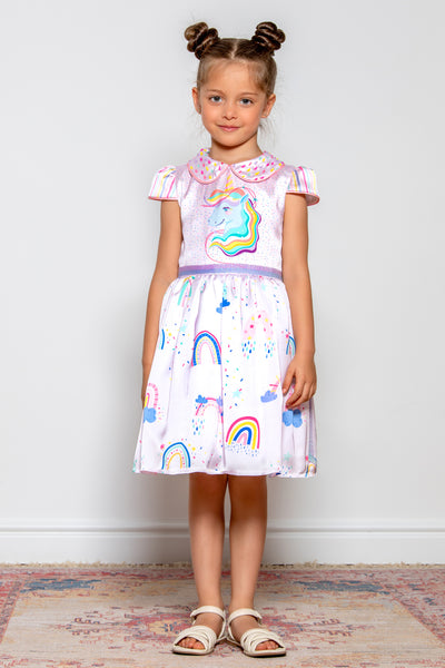 Сатенена рокля с принт на еднорог и цветни дъги