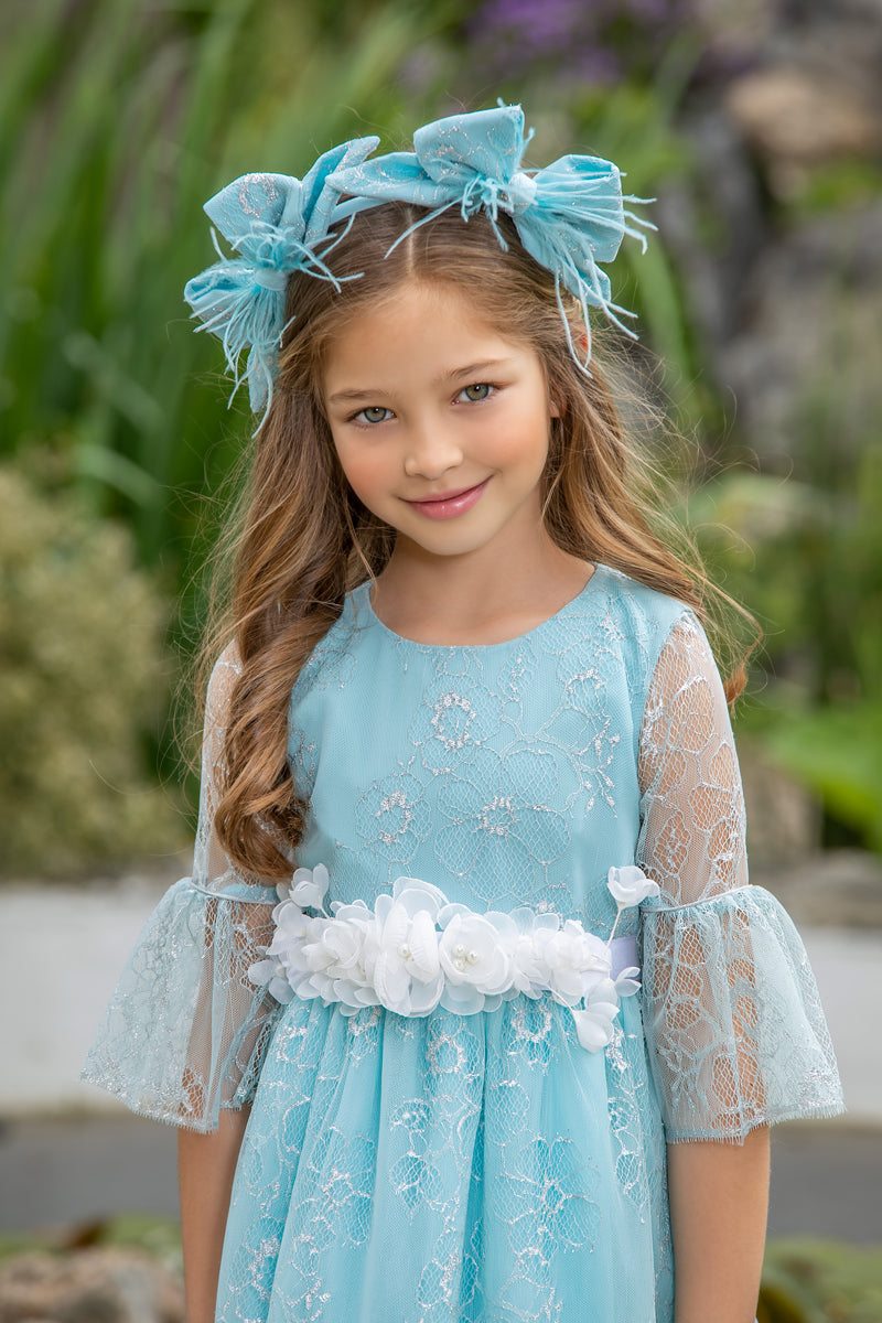 Синя дантелена рокля с красив флорален колан